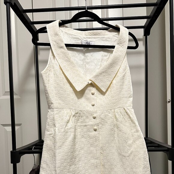 Sleeveless White Dress with deep V collar Neckline - Picture 1 of 3